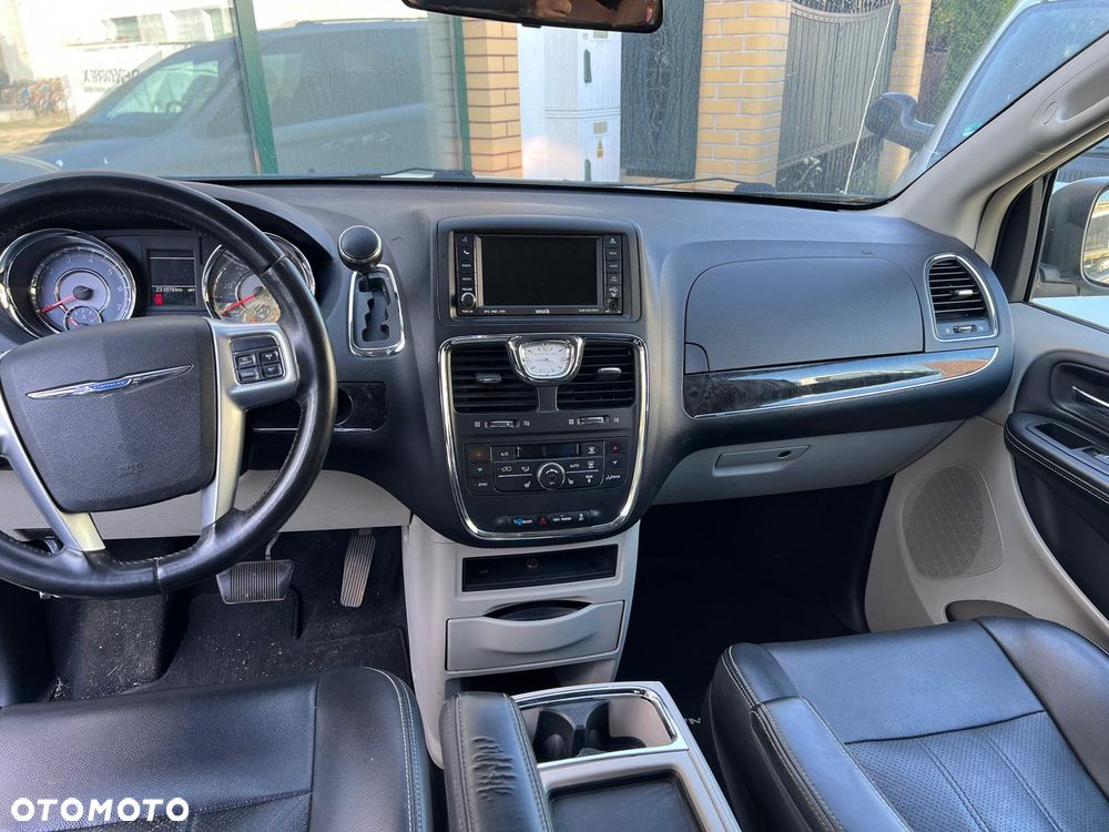 Chrysler Town & Country - 19