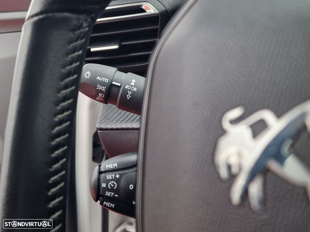 Peugeot 2008 1.2 PureTech Allure Pack - 20