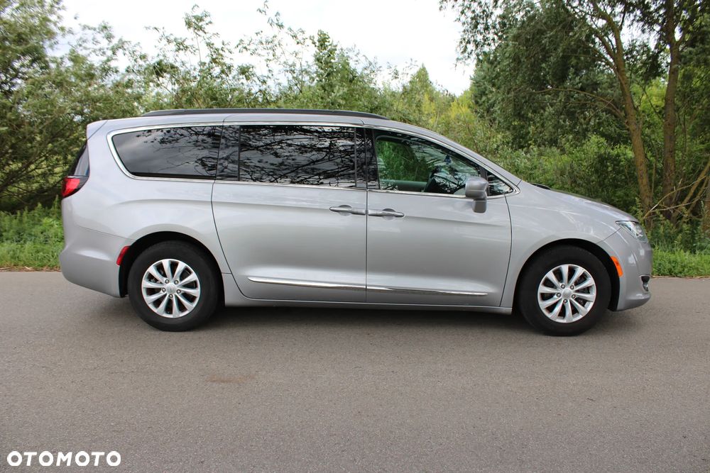 Chrysler Pacifica - 12