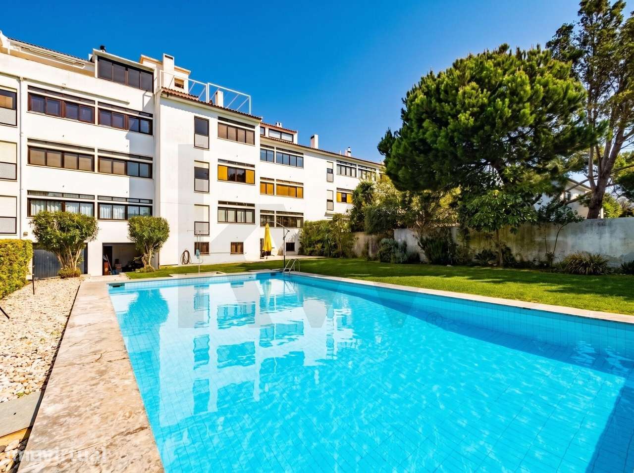 Apartamento na Bicuda, em condomínio fechado com jardins e piscina - Grande imagem: 2/36