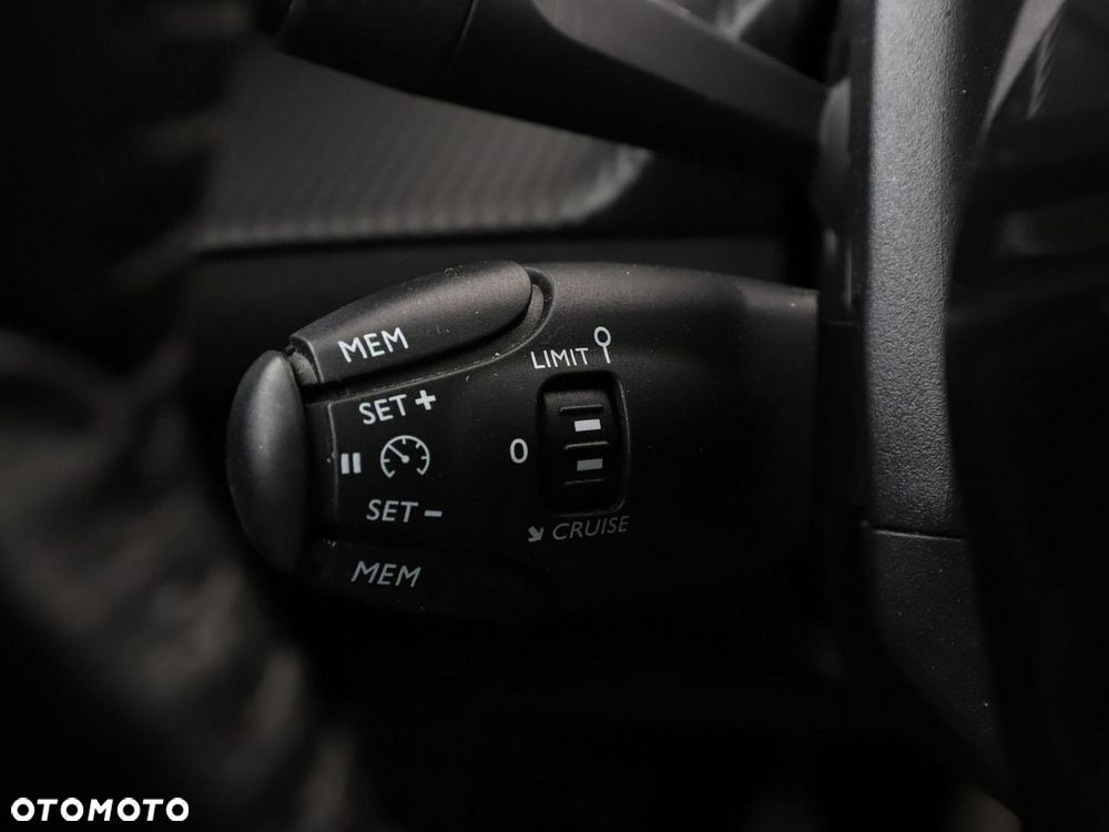 Peugeot 2008 1.2 Pure Tech Allure S&S - 36