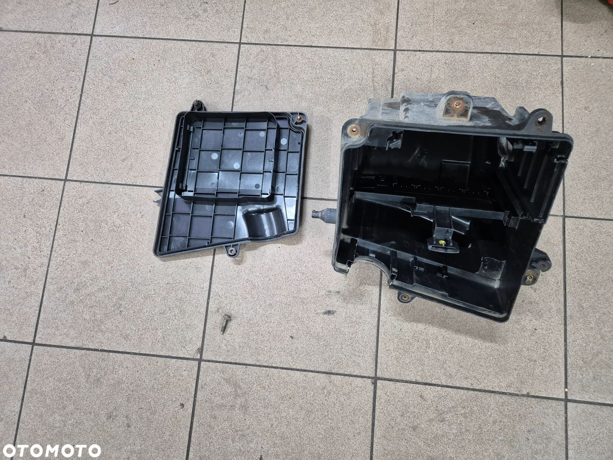 OBUDOWA SKRZYNKI BEZPIECZNIKÓW MASTER III MOVANO B  NV400 2.3 10r.+ - 1