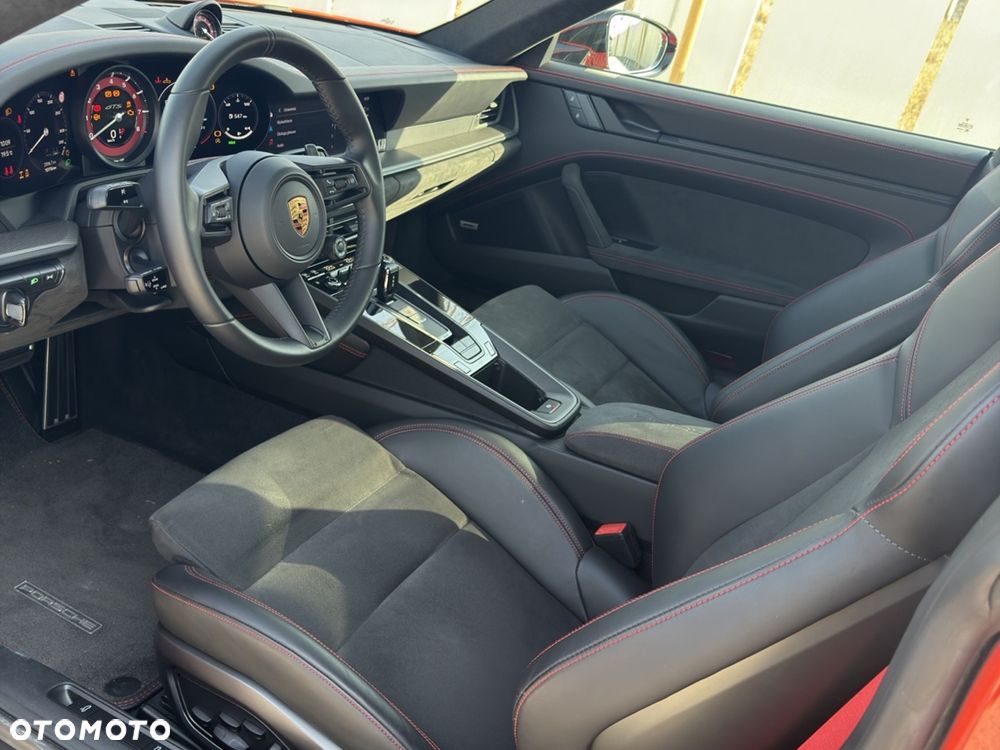 Porsche 911 Carrera 4 GTS - 15