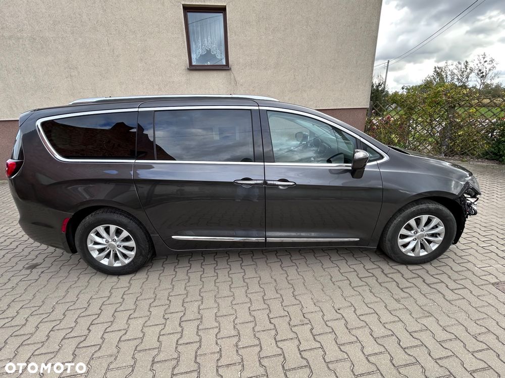 Chrysler Pacifica - 8