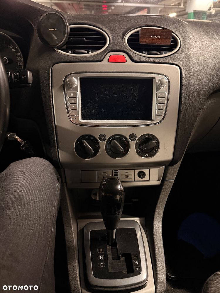 Ford Focus 2.0 Ghia - 17