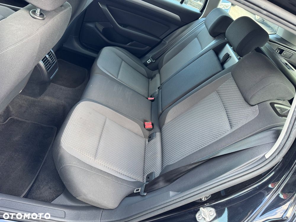 Volkswagen Passat 1.6 TDI SCR DSG Conceptline - 35