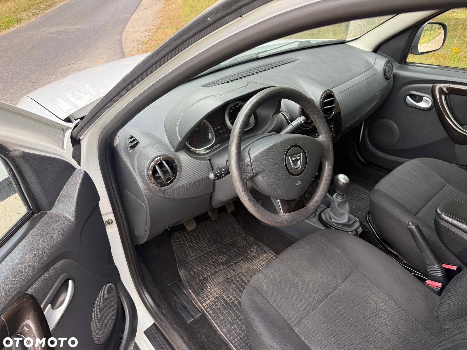 Dacia Duster 1.6 16V 4x4 - 13