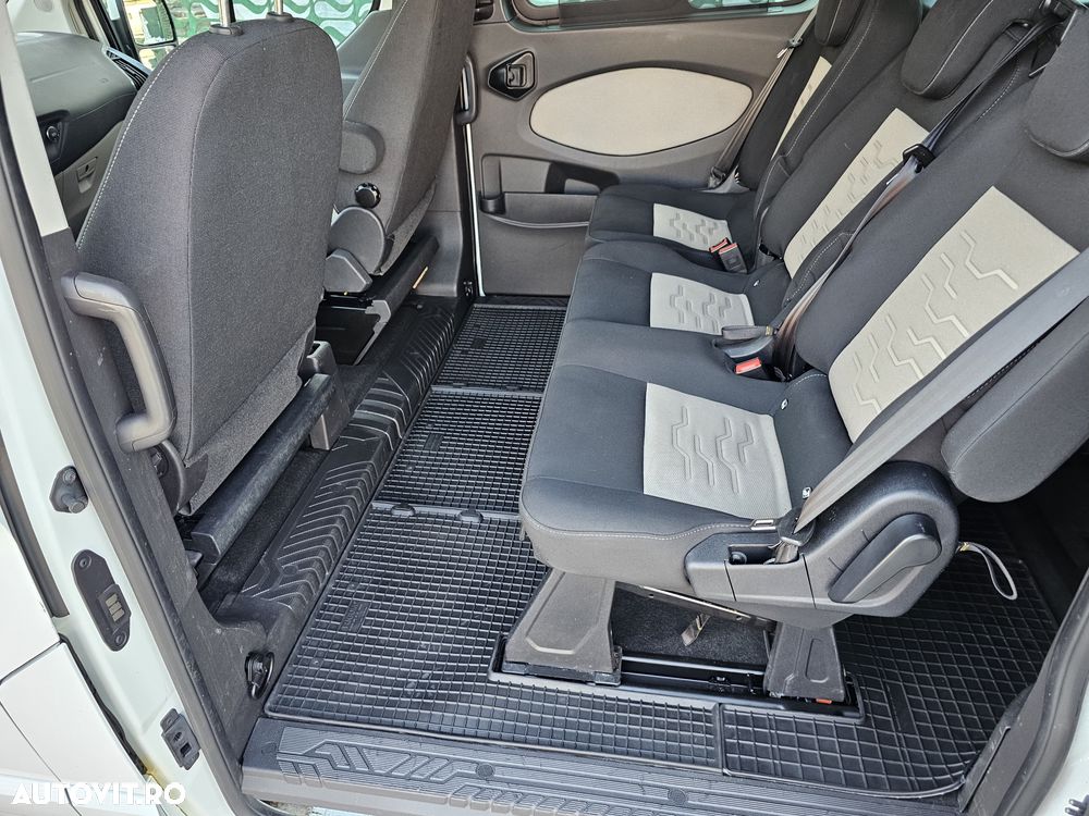 Ford Tourneo Custom - 13