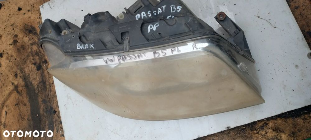 VW PASSAT B5 lampa przód prawa - 1