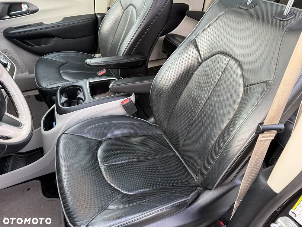 Chrysler Pacifica - 12