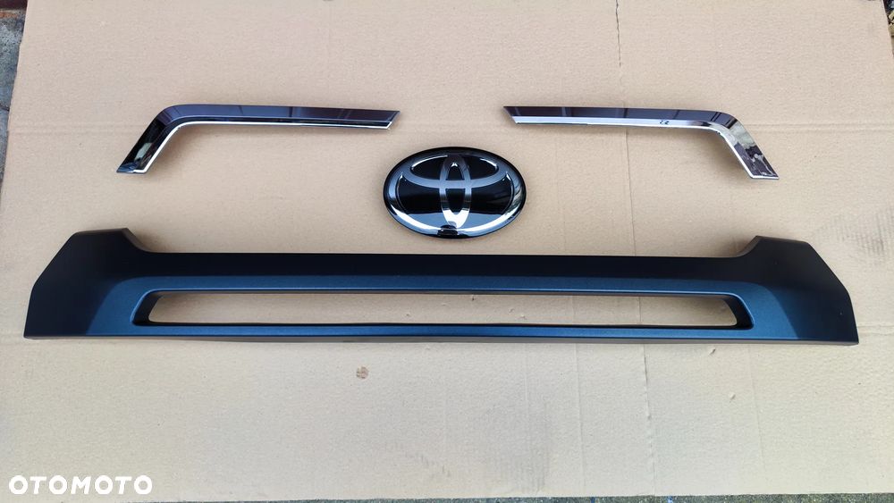 Toyota Hilux Invicible 20- Emblemat pod Radar Chrom Listwa Atrapa - 2