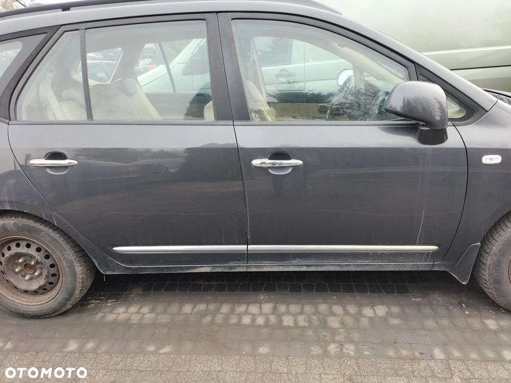 KOMPLET FOTELI  SKÓRZANYCH PRZÓD TYŁ 3 RZĄD KIA CARENS III 06-12r KOD LAK. 1U - 18