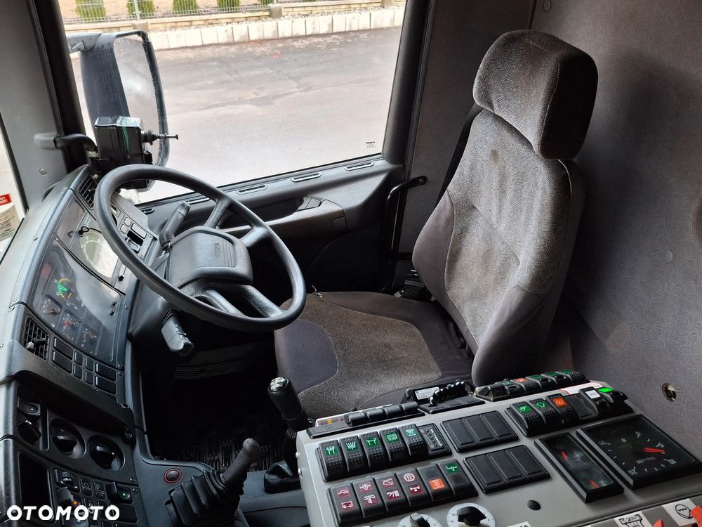 Scania 94G Zamiatarka Uliczna Bucher 2 Silniki Odchwaszczarka Szczotki L/R Specjalny - 29