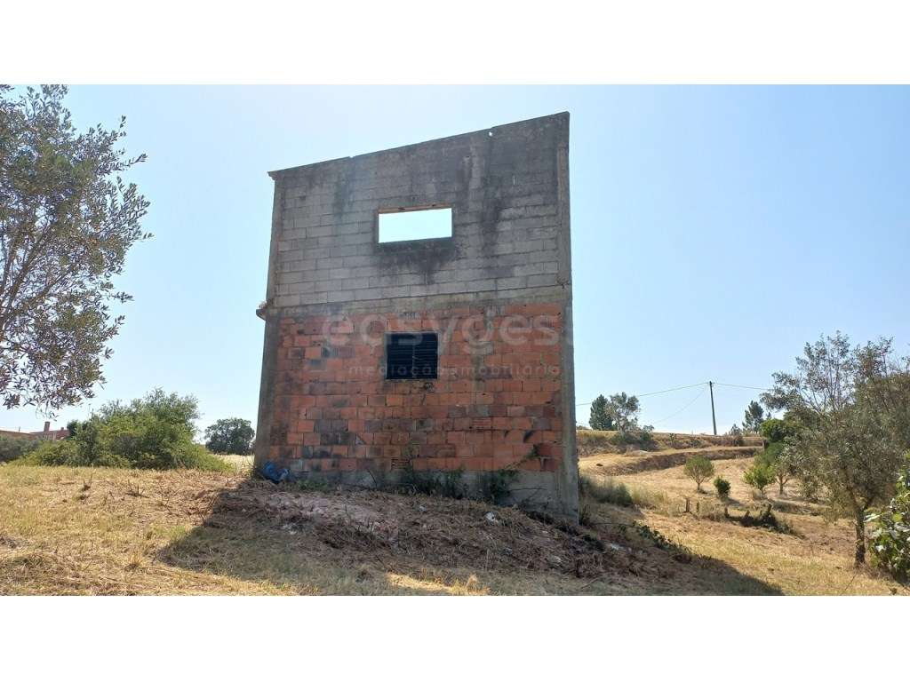 Terreno Misto com Armazéns Industriais e Excelente Localização, em ... - Grande imagem: 3/30