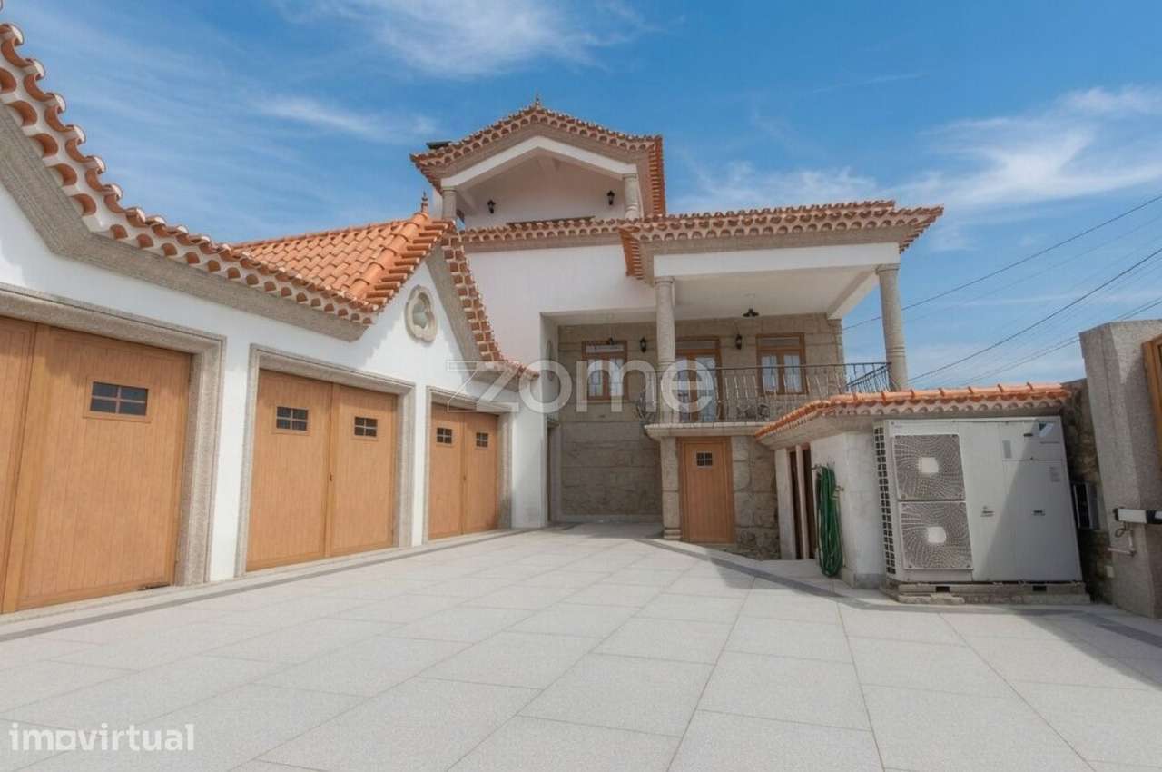 Moradia exclusiva em pedra com 300 m² e vista Serra da Estrela