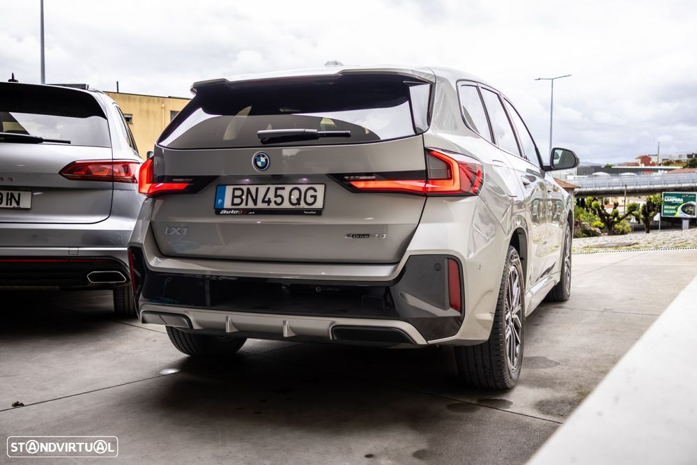 BMW iX1 eDrive20 Pack Desportivo M - 6