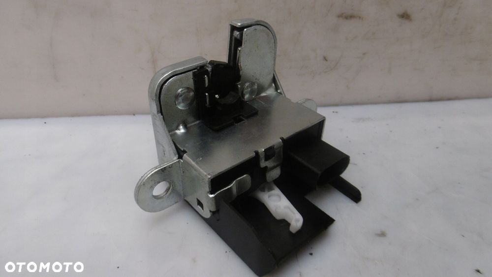 TOLEDO III 04R- ZAMEK KLAPY TYŁ TYLNEJ BAGAŻNIKA - 1