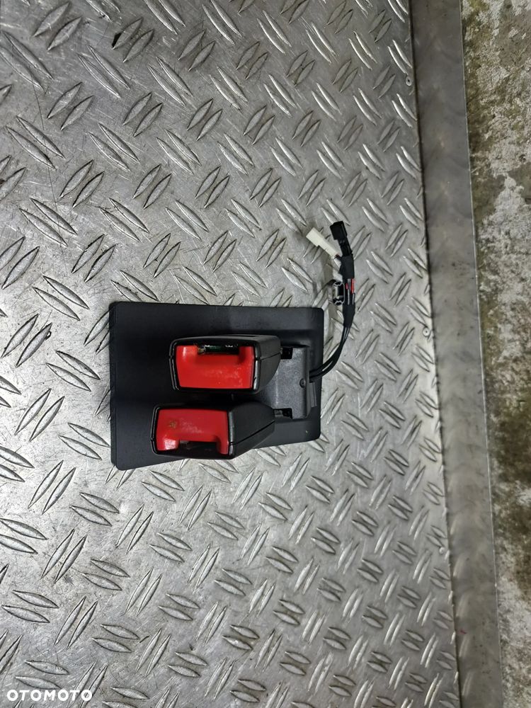 Zapiecie pasa pasow tyl Mini R56 - 3