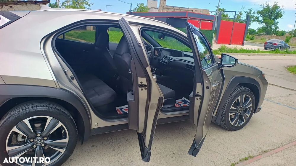 Lexus UX 250h E-FOUR Business - 11