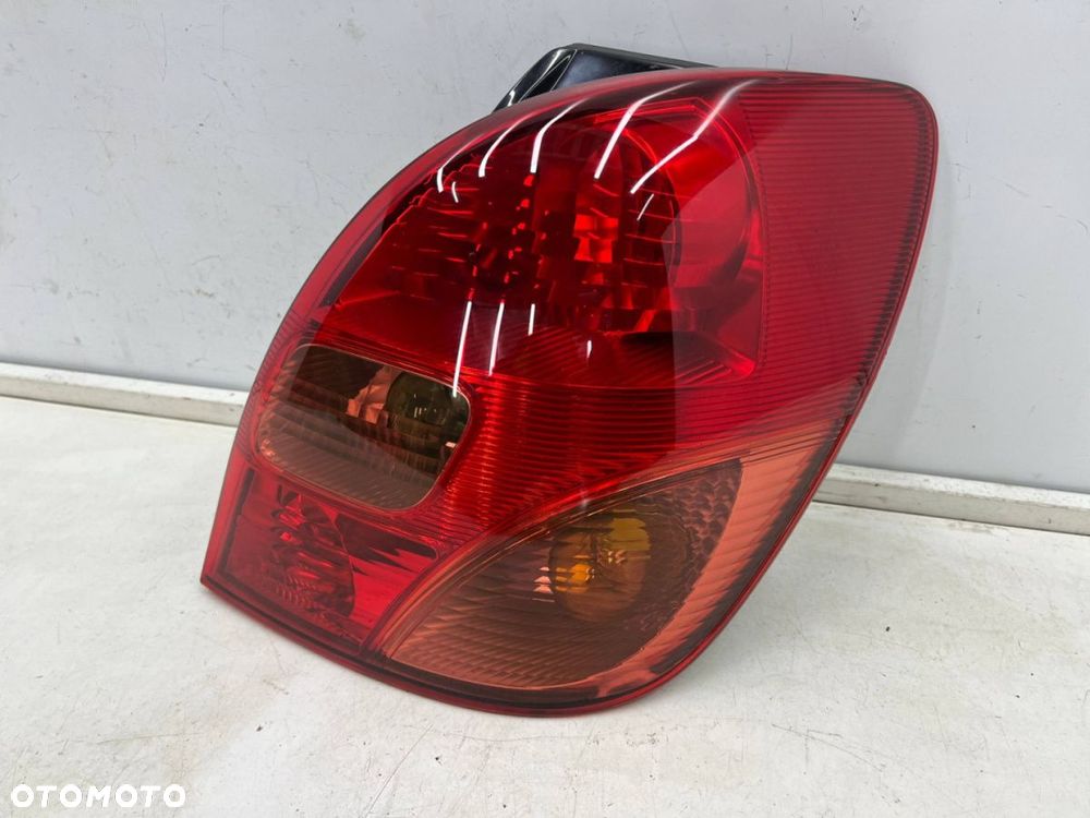 Lampa Toyota Corolla Verso I E12 01-04r. prawa tylna w błotnik oryginalna prawy tył - 1