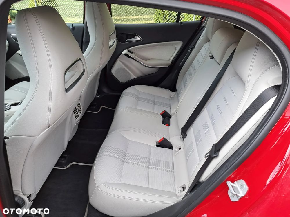 Mercedes-Benz GLA 180 d 7G-DCT Urban - 11