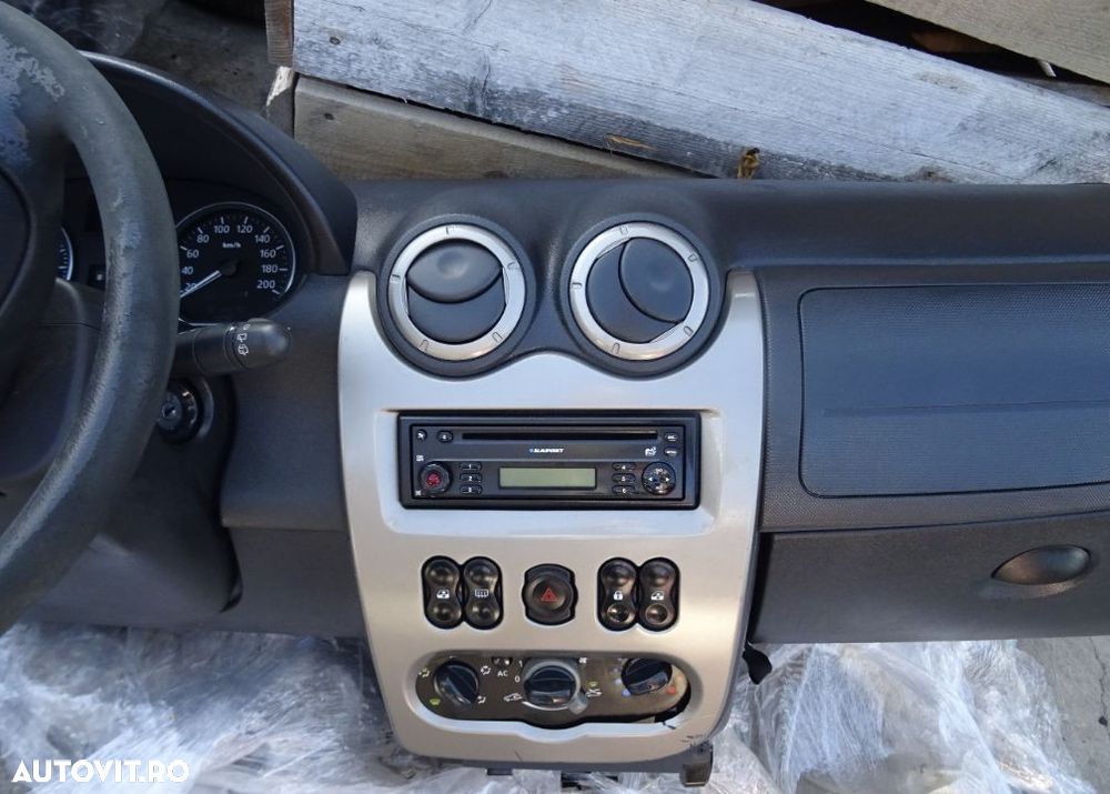 Plansa de bord Dacia Sandero Stepway din 2010 cu airbag volan si pasager - 4