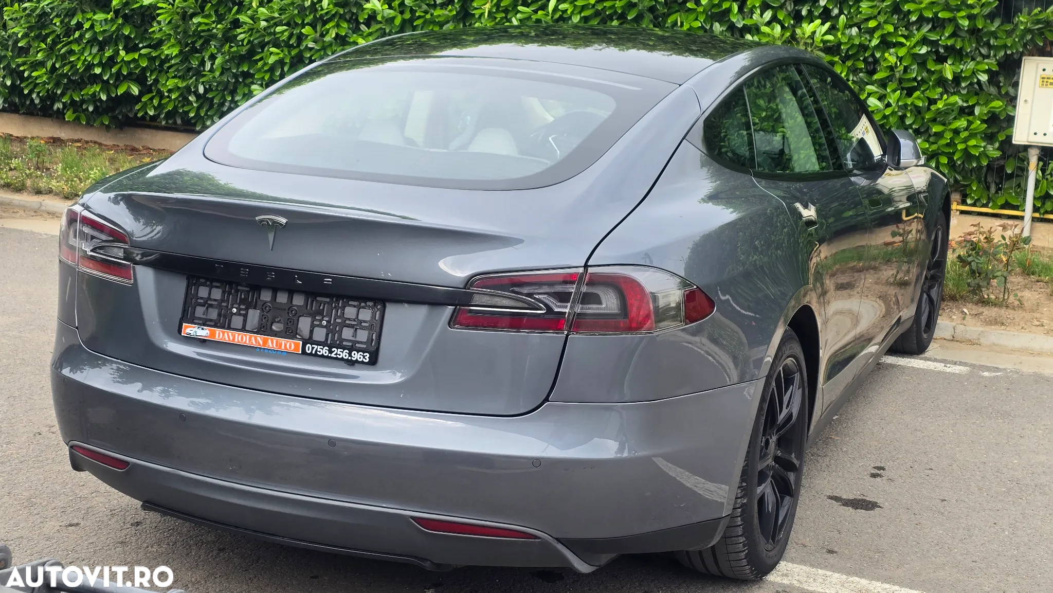 Tesla Model S - 6