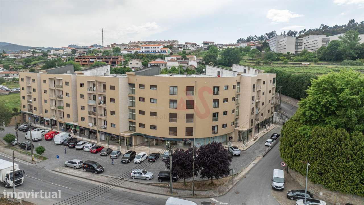 Apartamento T2 | 2.º Andar c/ Elevador | Lugar de Garagem | Centro de - Grande imagem: 3/23