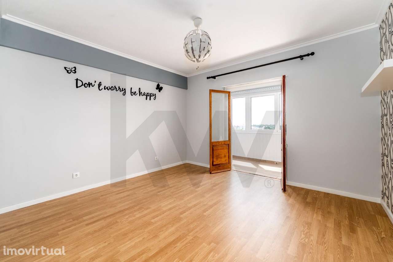 T2 Renovado em Queijas: Luz, Modernidade e Vista Mar - Grande imagem: 5/27