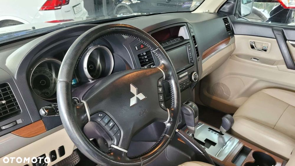 Mitsubishi Pajero - 12