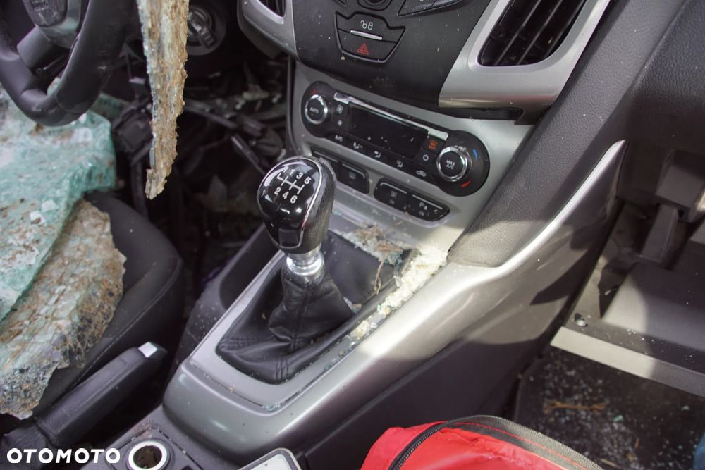 Auto na części - Ford Focus MK3 2.0 TDCI 140 KM UFDB MMT6 DYB 2011R Silnik Skrzynia Drzwi Błotnik Klapa Zderzak Lampa Klamka Szyba Lusterko Deska Kokpit Sterownik Moduł Czujnik Licznik Wyświetlacz Panel Kierownica - 12