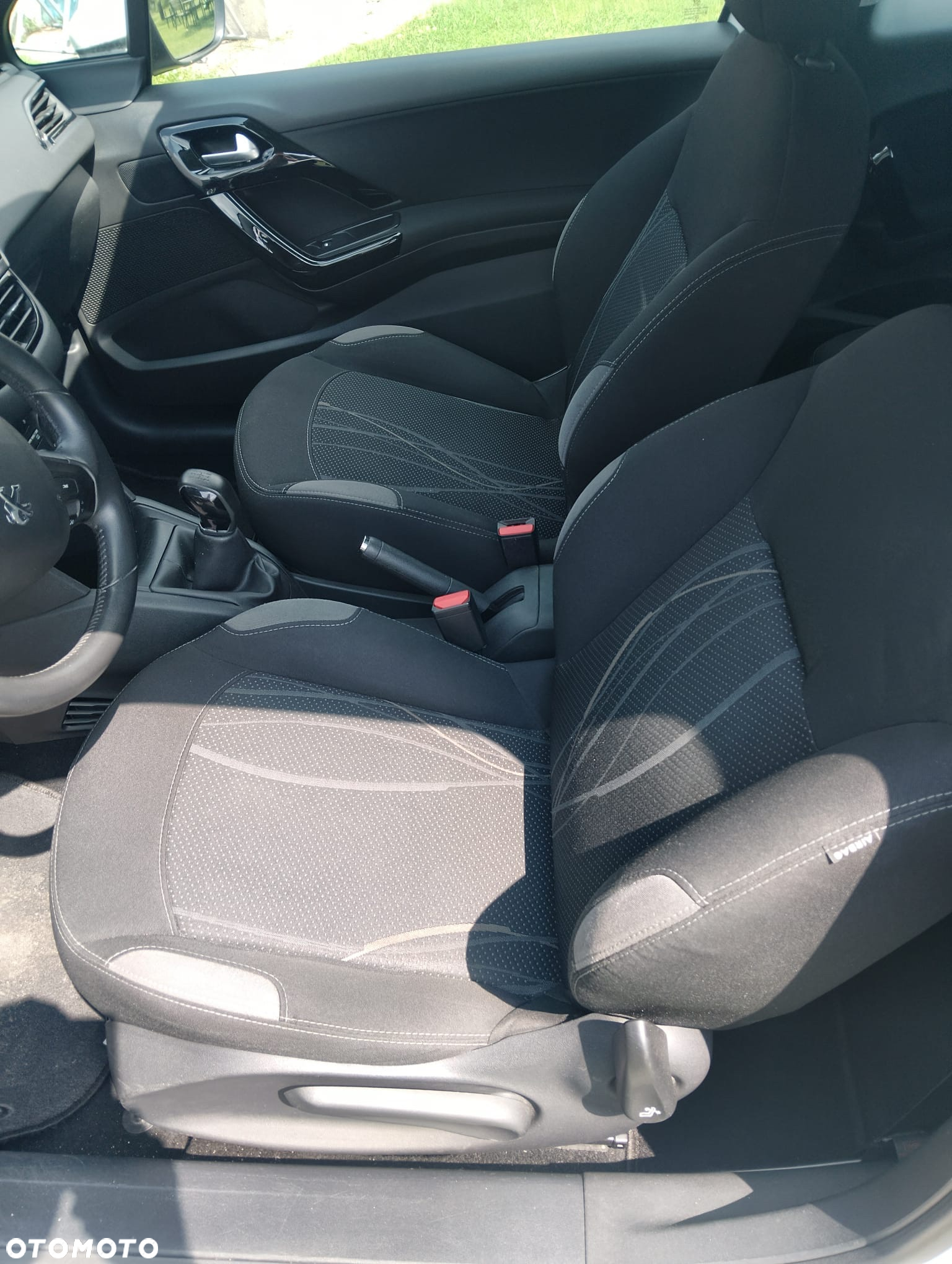 Peugeot 208 - 12