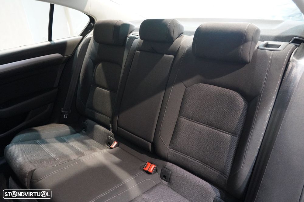 VW Passat 1.6 TDI Confortline - 21