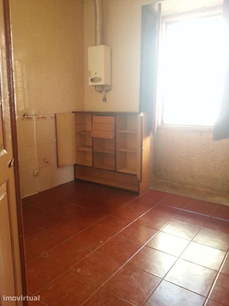 Vende-se Moradia no Centro De Fornos de Algodres - Grande imagem: 3/13