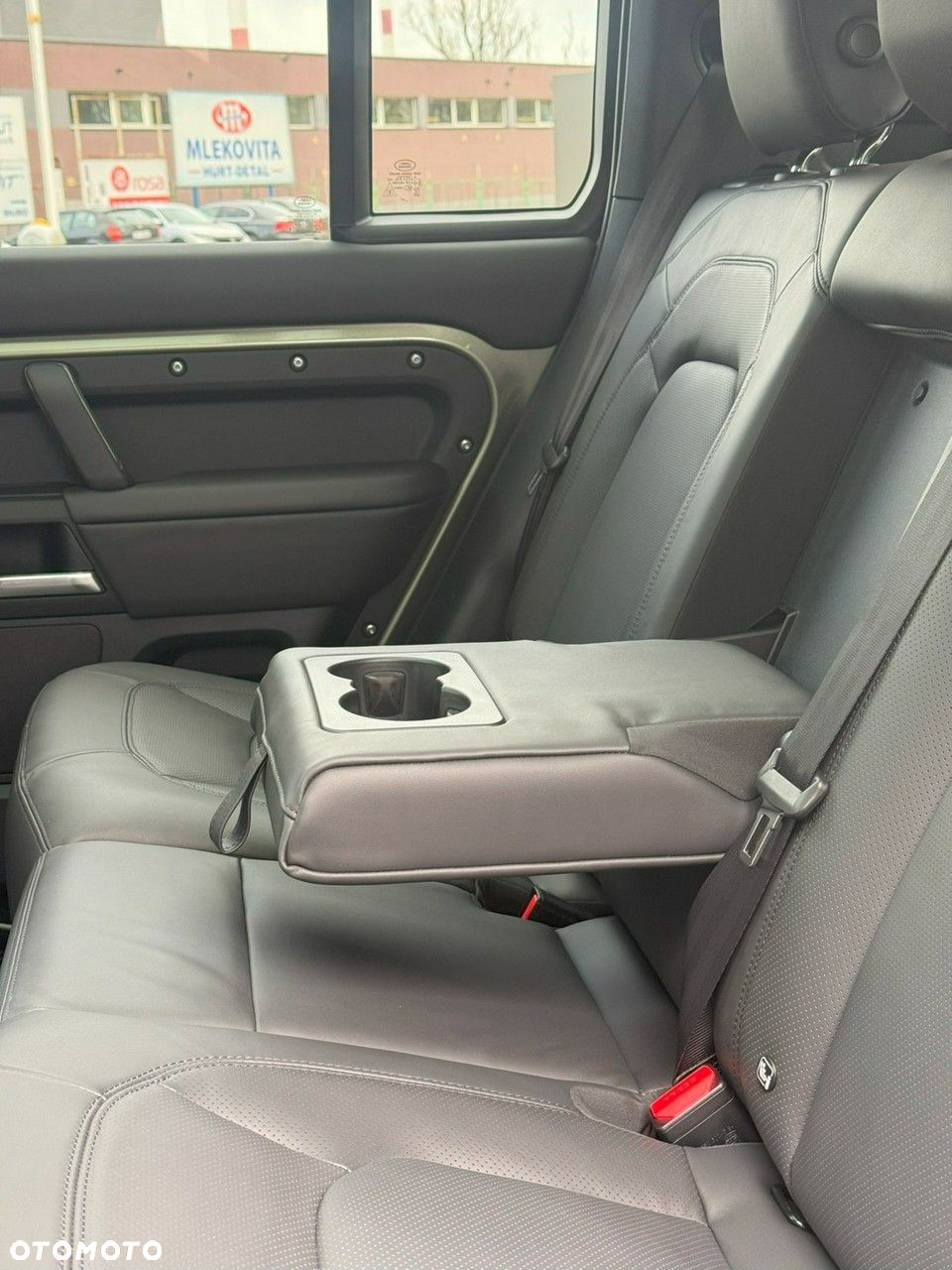 Land Rover Defender - 25