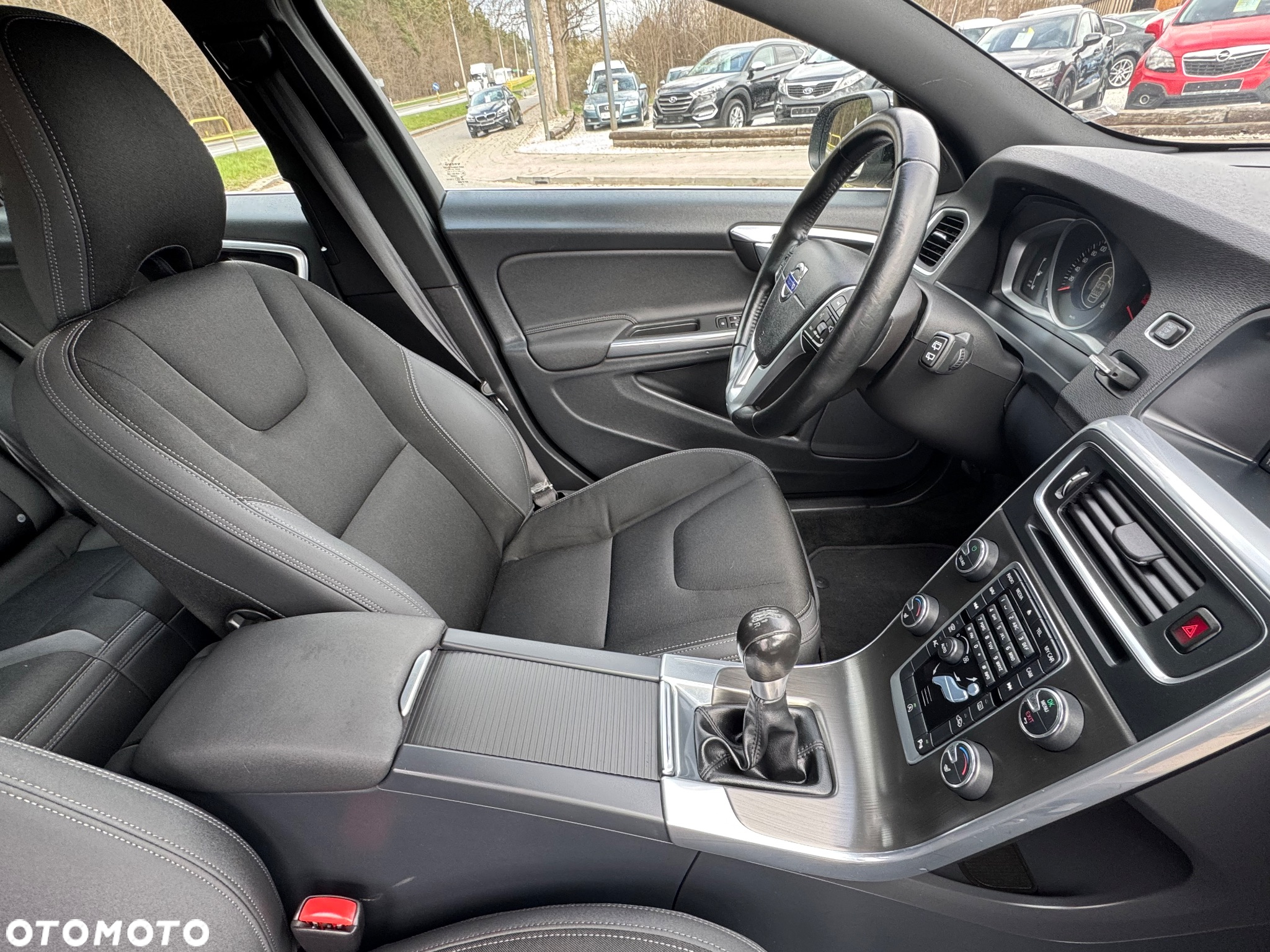 Volvo V60 D4 Momentum - 24