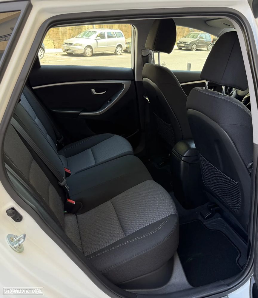 Hyundai i30 SW 1.6 CRDi Comfort+Navi - 22