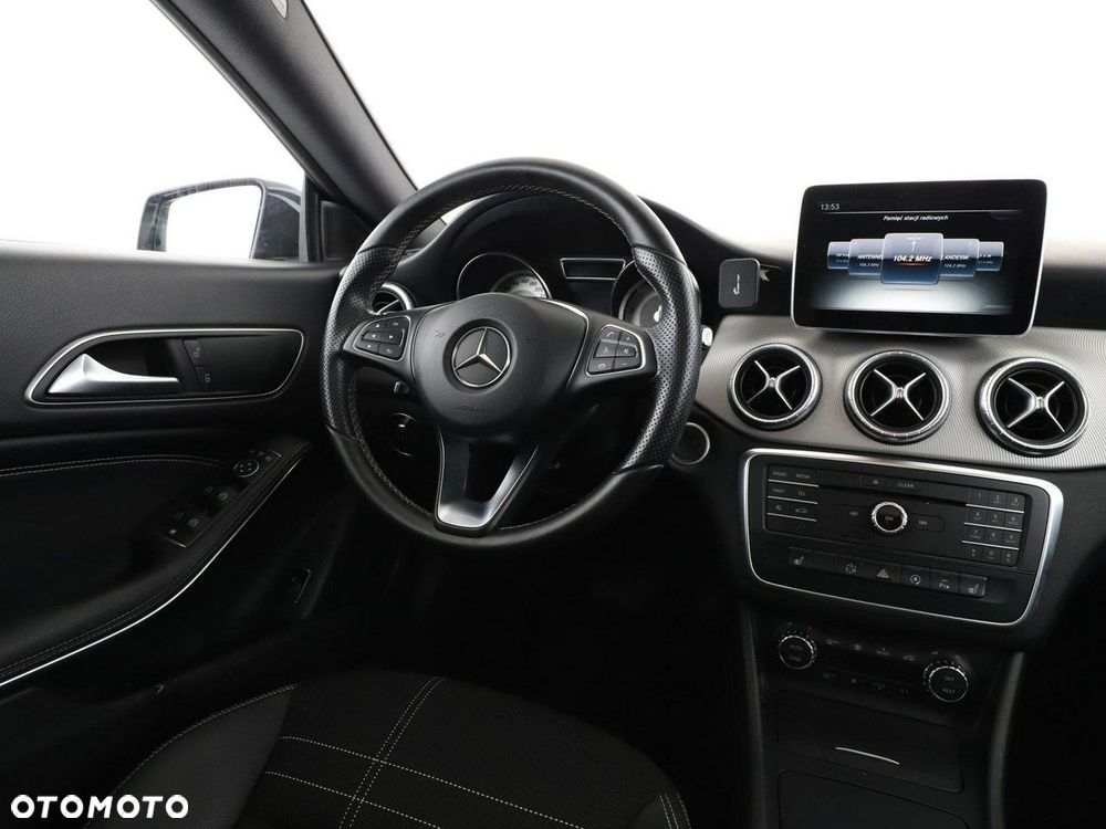 Mercedes-Benz CLA 200 7G-DCT Urban - 16