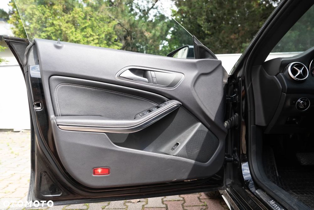 Mercedes-Benz CLA 180 7G-DCT - 16