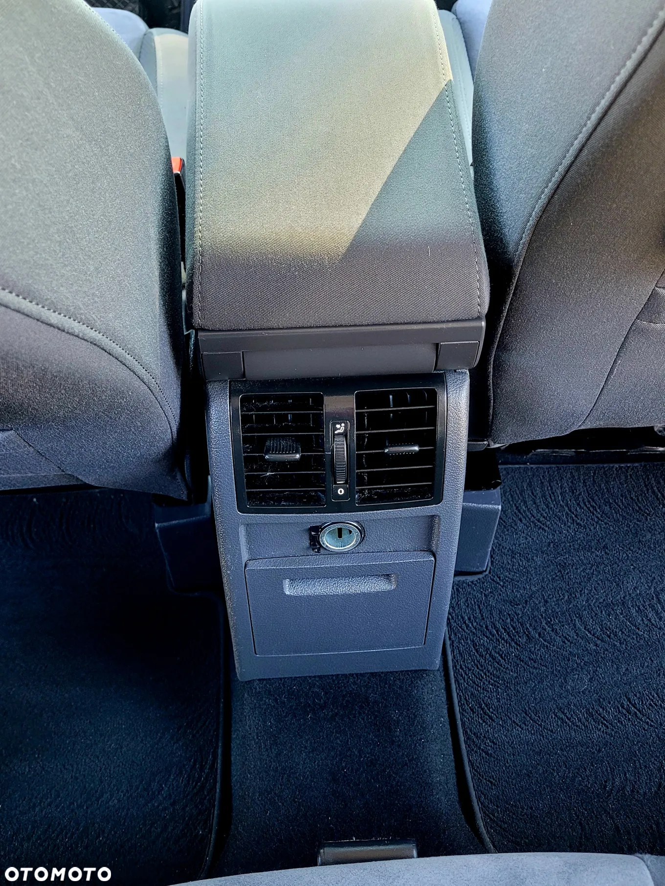 Volkswagen Touran 1.6 TDI DPF BlueMotion Technology DSG Comfortline - 19