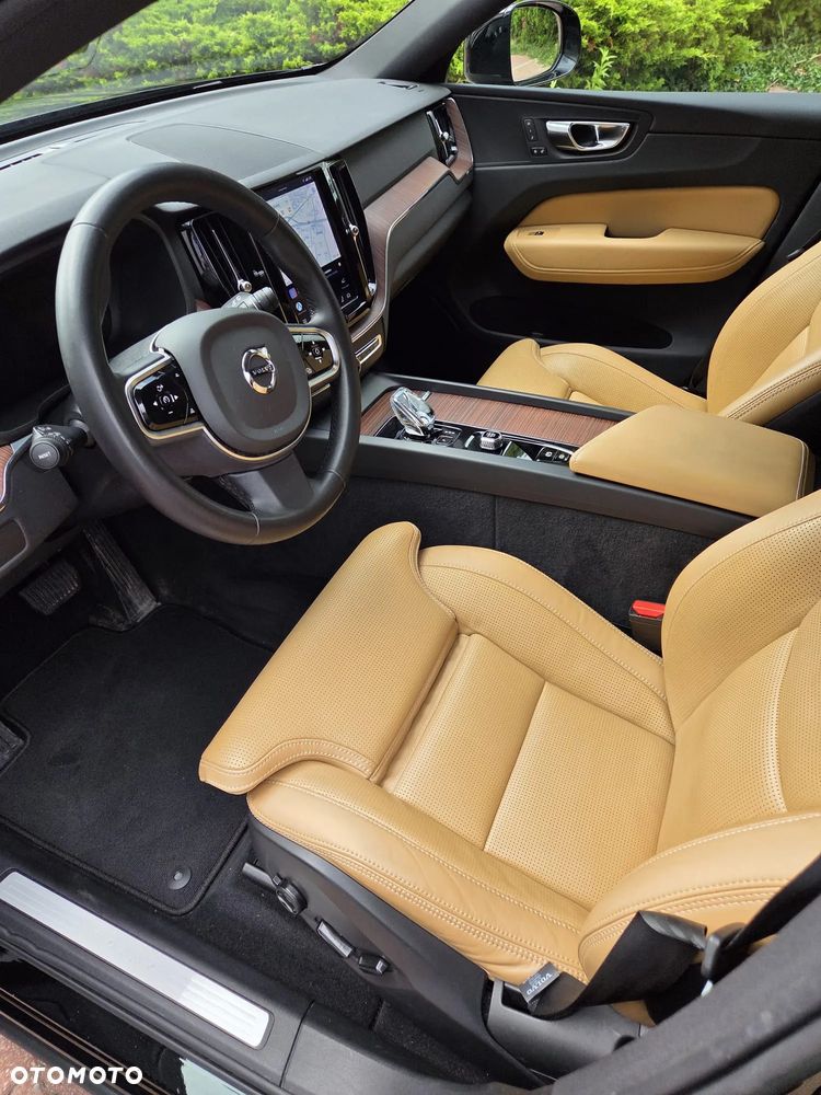 Volvo XC 60 B5 B AWD Plus Dark - 17