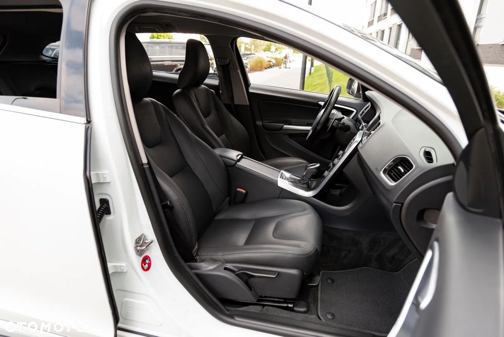 Volvo V60 D4 AWD Geartronic Summum - 26