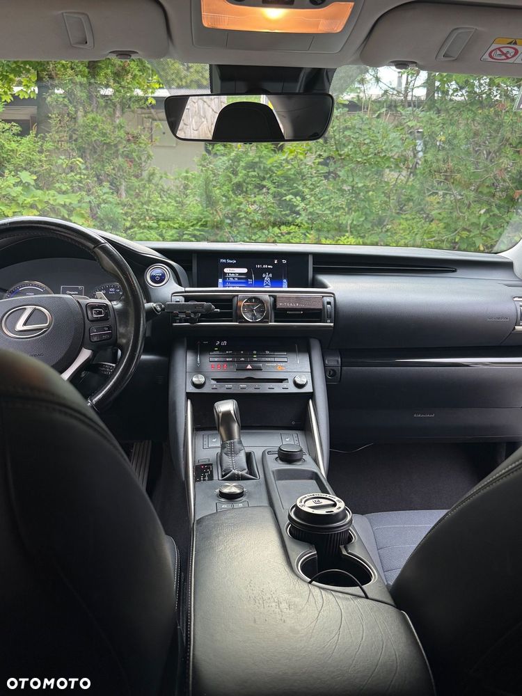 Lexus IS 300h Business Edition - 27