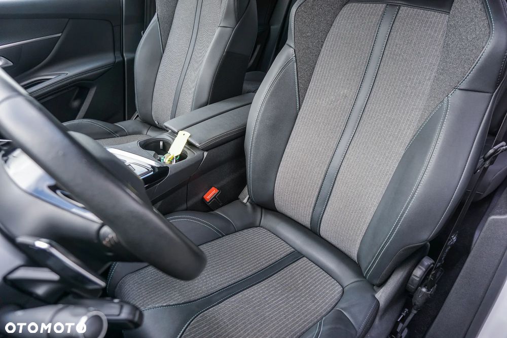 Peugeot 3008 1.2 PureTech Allure Pack S&S EAT8 - 29