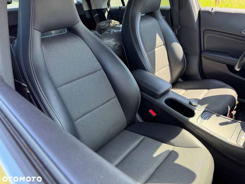 Mercedes-Benz CLA 180 7G-DCT - 20