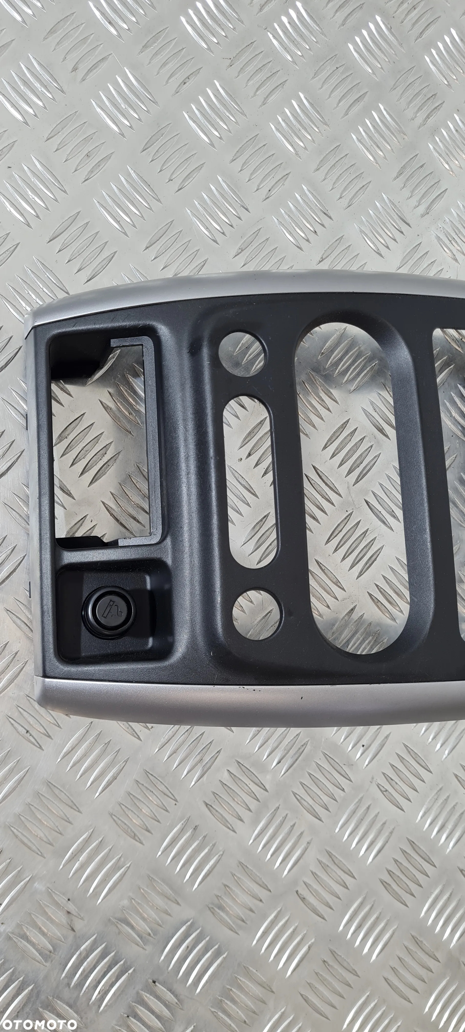 Suzuki Jimny Ramka Radia Panel - 2