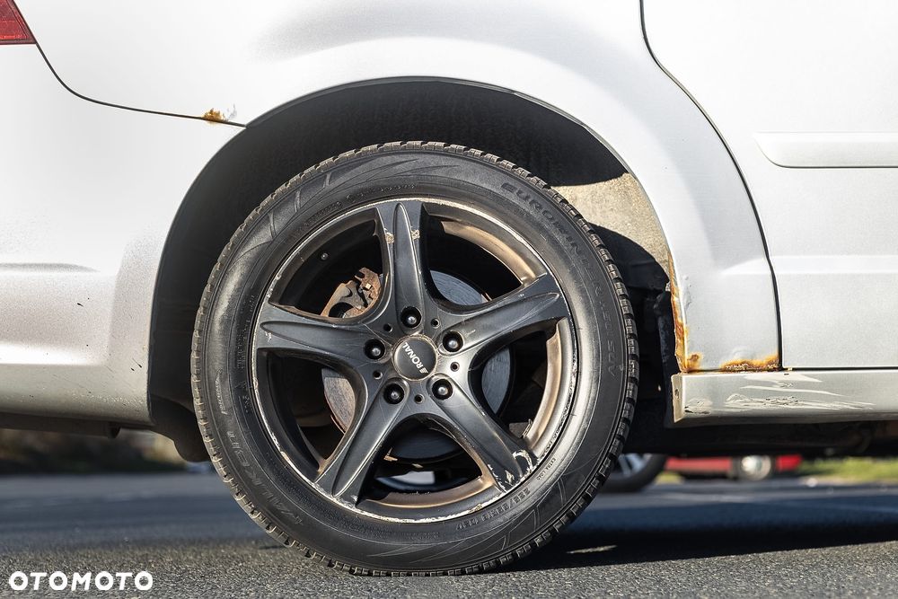 Volkswagen Routan - 11