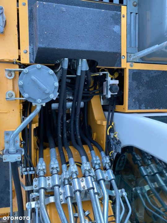 Liebherr R924 - 10