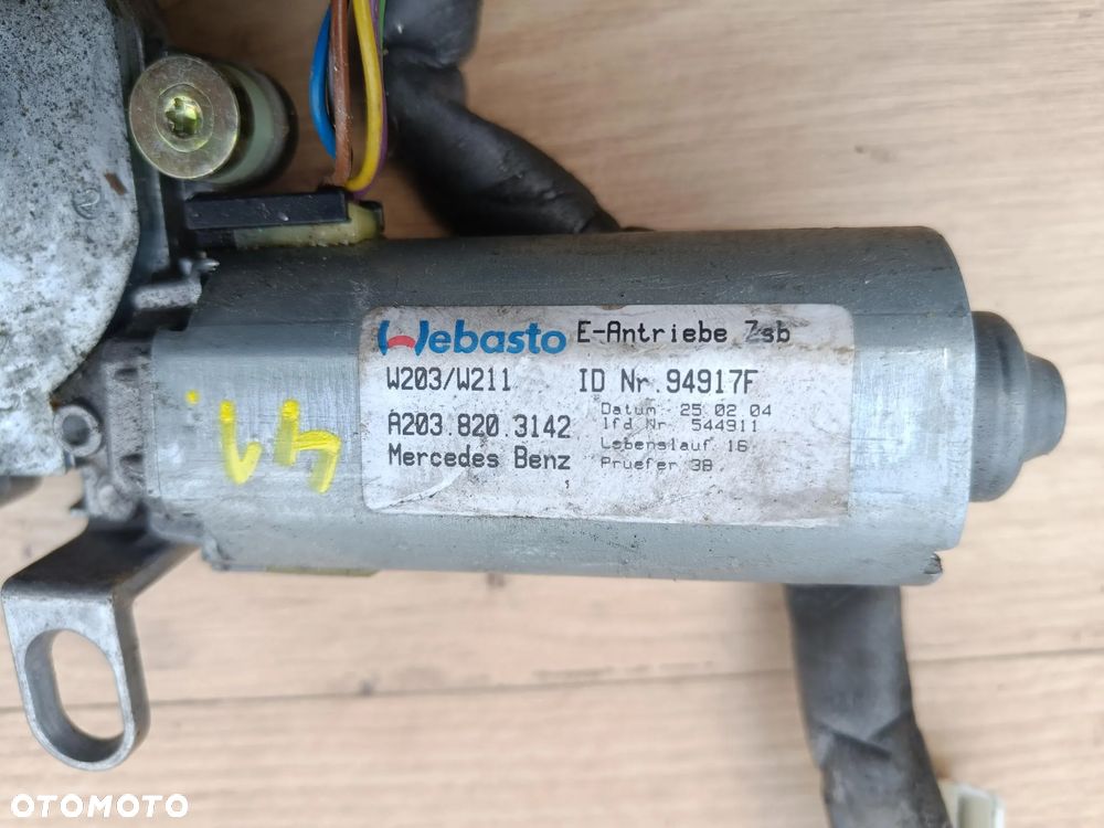 MERCEDES W211 SILNICZEK SZYBERDACHU A2038203142 - 2