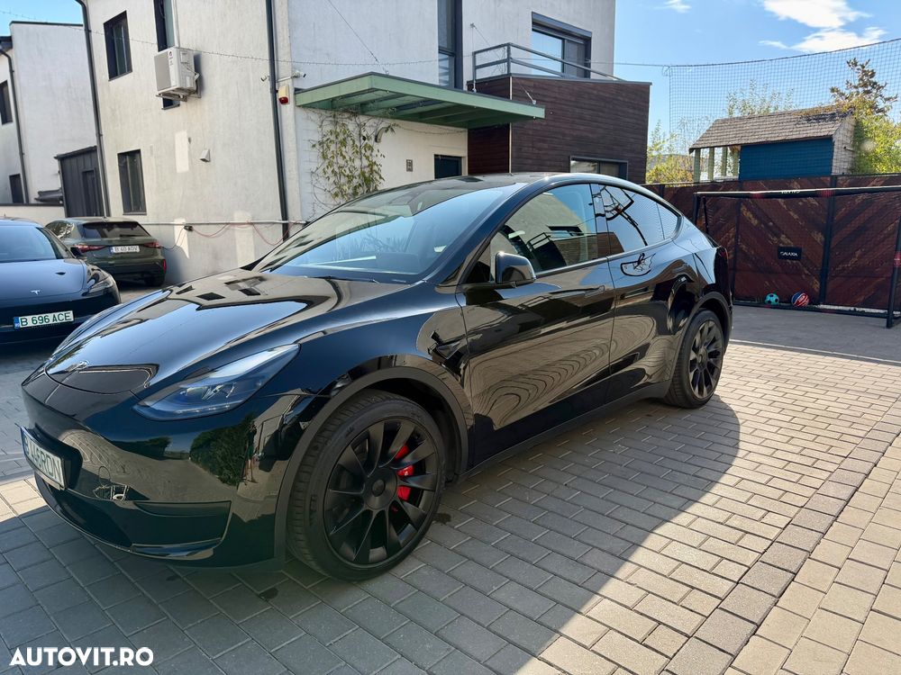 Tesla Model Y - 8